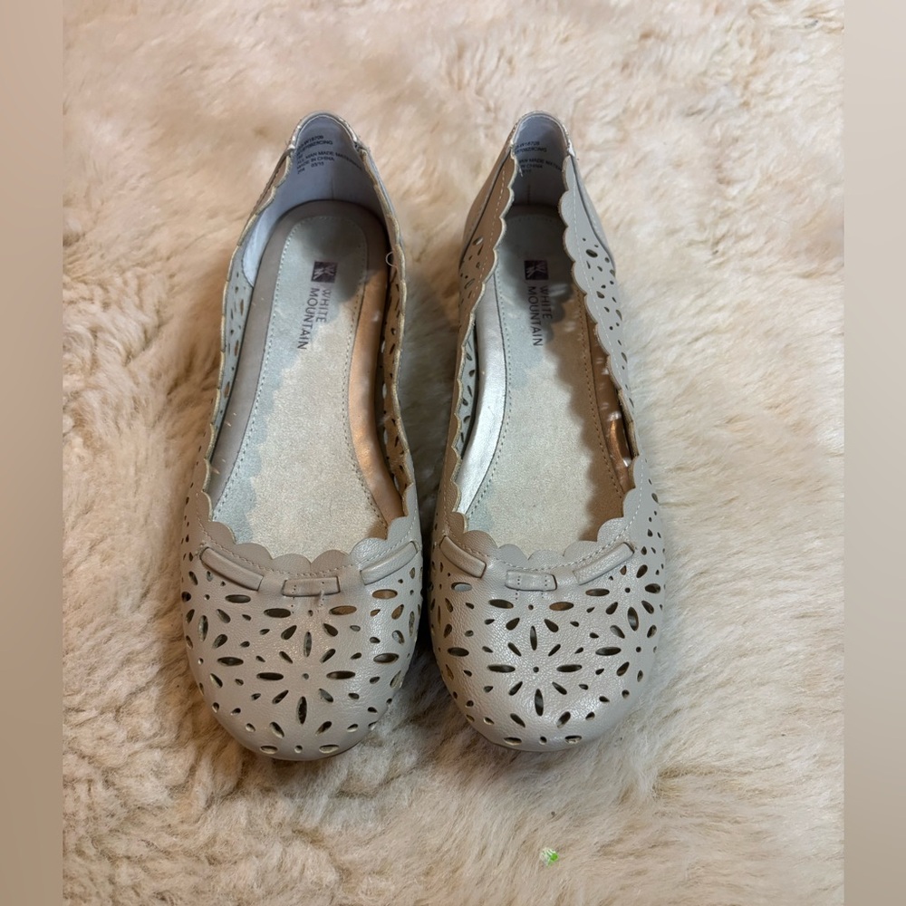 White Mountain Beige Floral Cutout Loafers